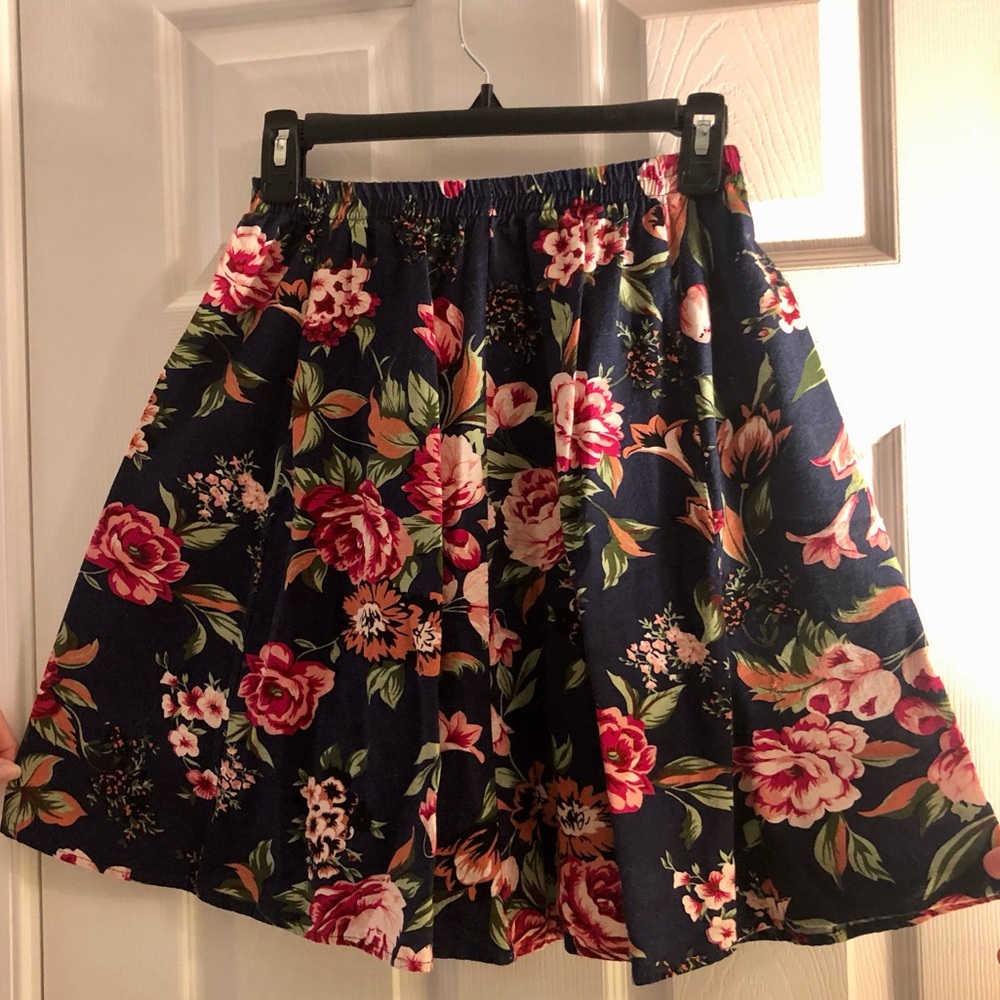 Floral skirt, size Small